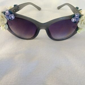 NWT GREY FLORAL SUNGLASSES